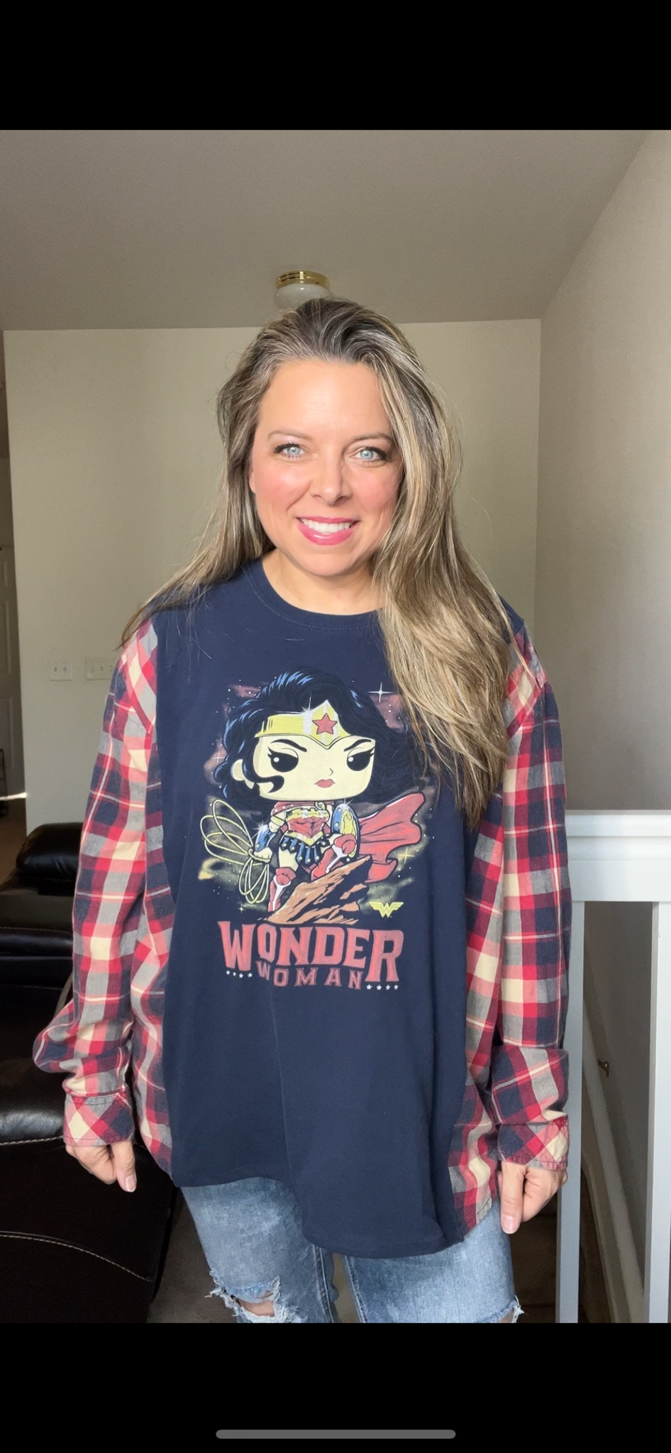 Upcycled Wonder woman – women’s large – T-shirt with flannel sleeves