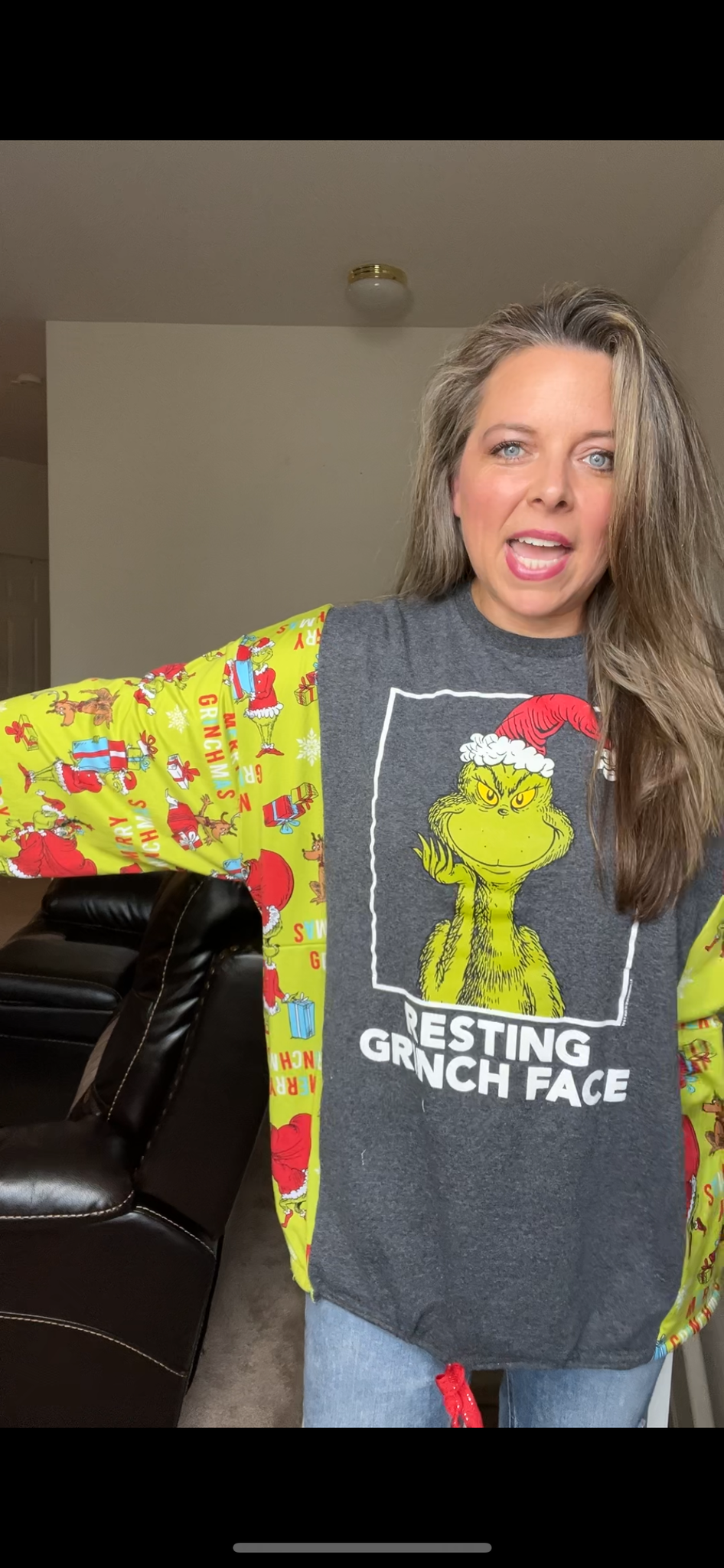 Upcycled Grinch face – women’s 2X/3X – T-shirt with stretchy sleeves￼