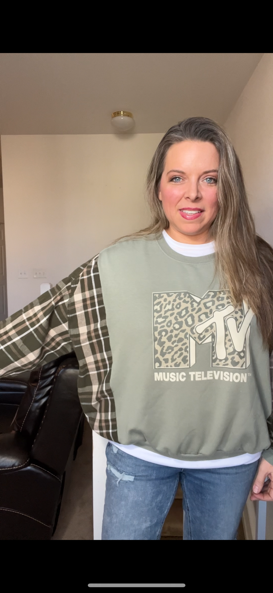 Upcycled MTV – women’s small – thin sweatshirt with flannel sleeves ￼