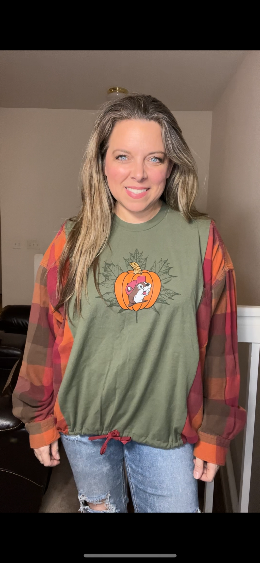 Upcycled Buccees - Women’s XL – T-shirt with flannel sleeves