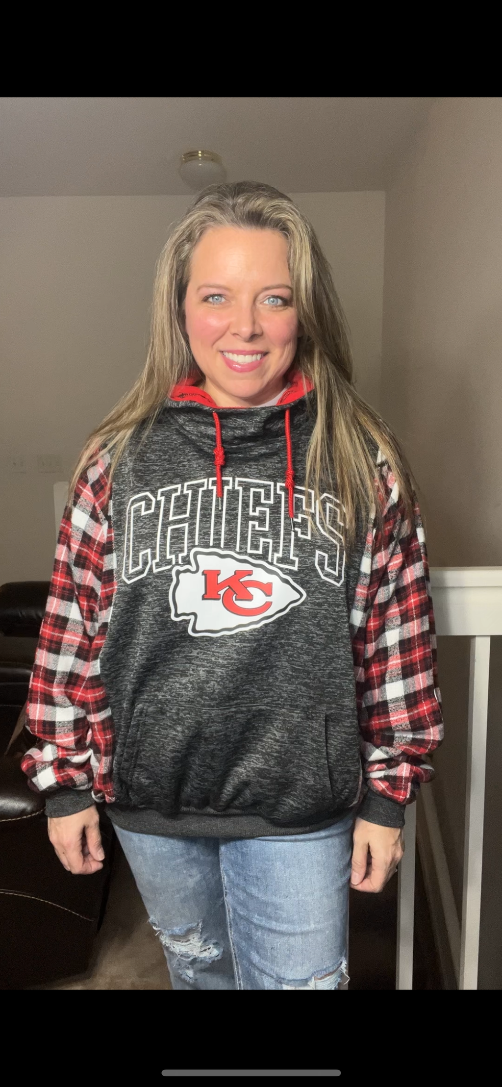 Upcycled Chiefs – women’s M/L – midweight sweatshirt with flannel sleeves ￼