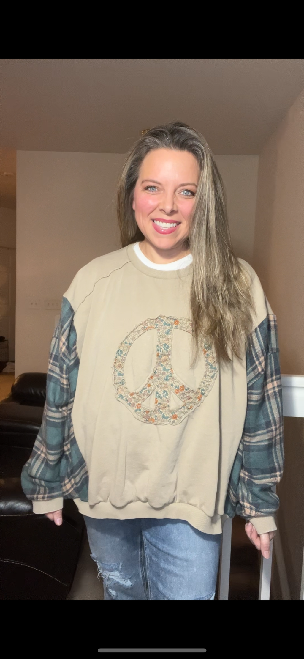 Upcycled Peace sign – women’s XL/1X – thin French terry sweatshirt with flannel sleeves – wide, but shorter￼