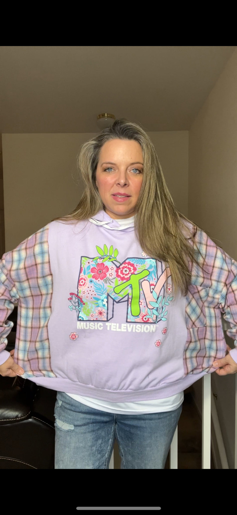 MTV - woman’s SMALL- thin sweatshirt with thin flannel sleeves ￼