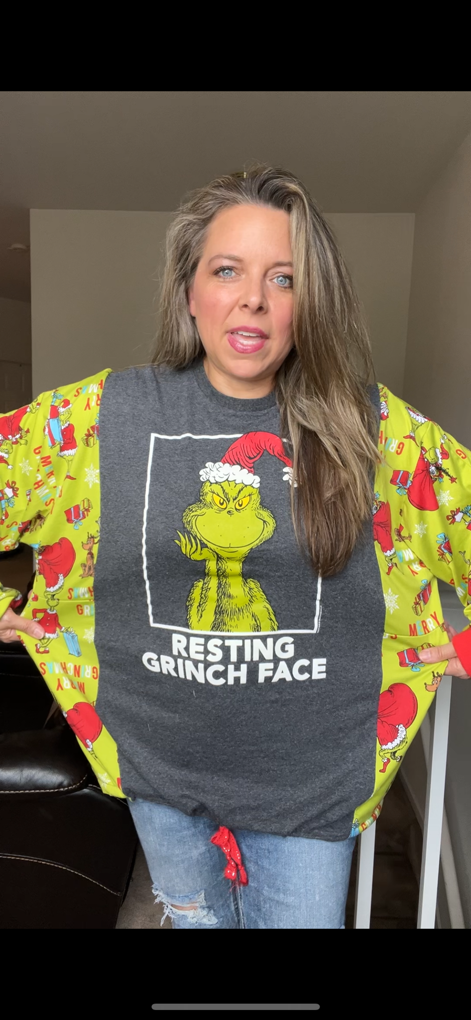 Upcycled Grinch face – women’s 2X/3X – T-shirt with stretchy sleeves￼