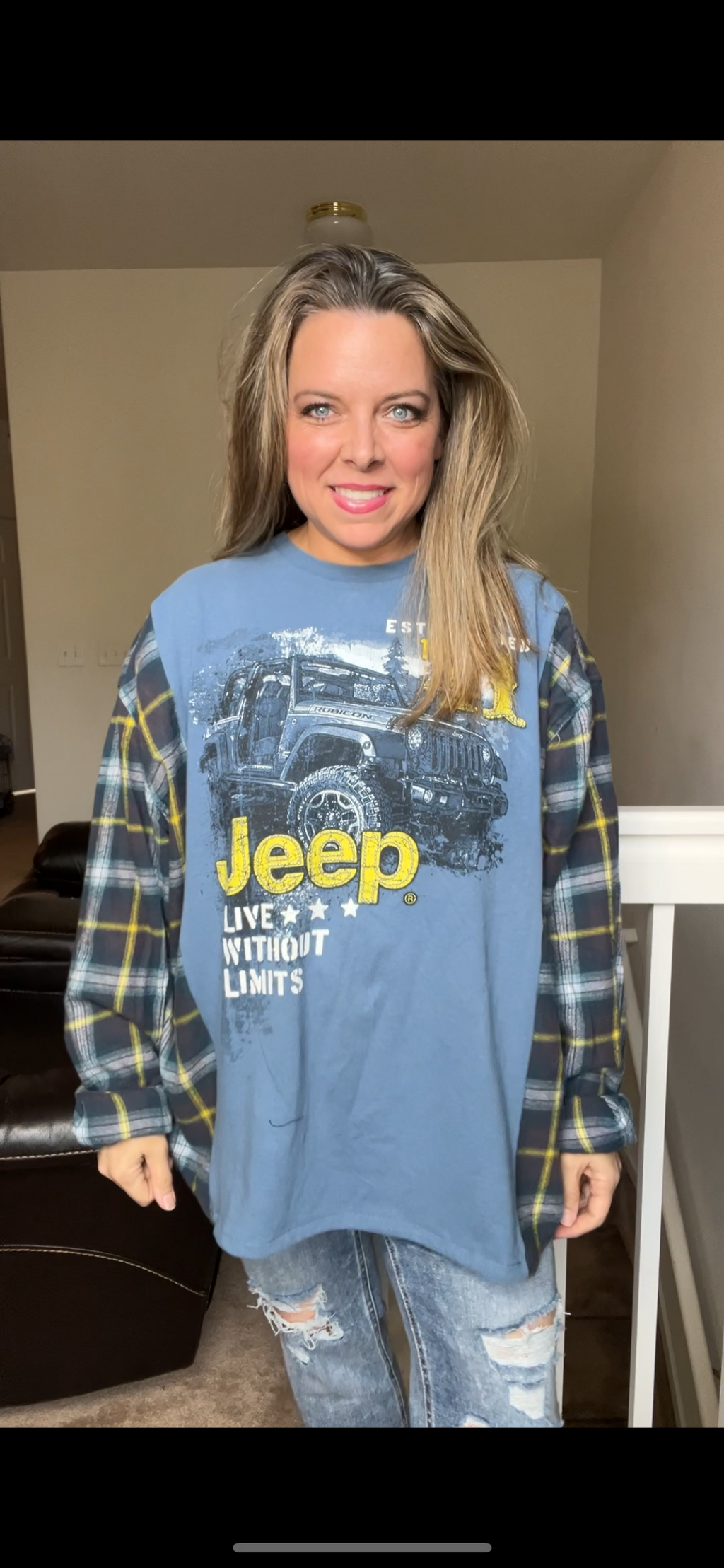 Upcycled Jeep – women’s 1X – T-shirt with flannel sleeves￼