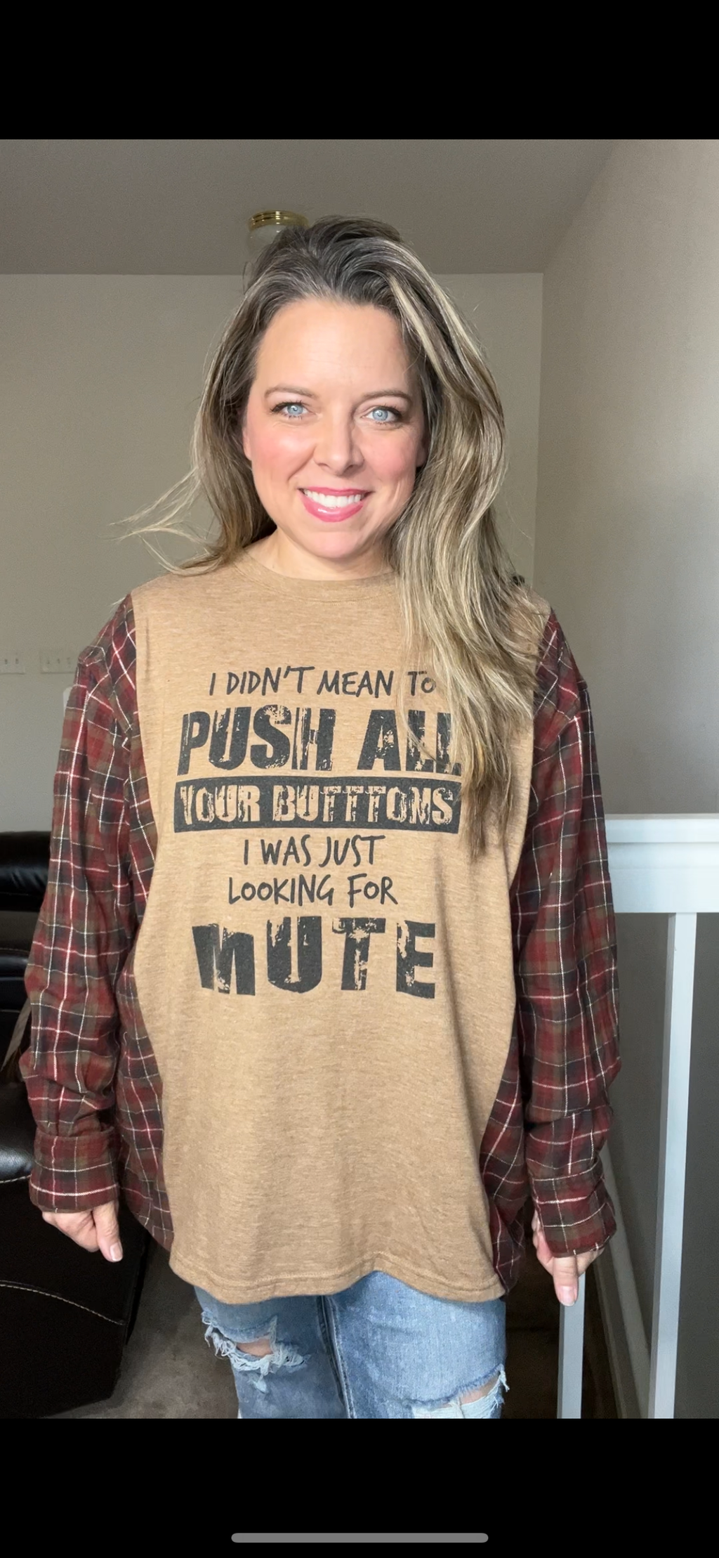 Upcycled Mute button – women’s 1X/2X – T-shirt with flannel sleeves￼