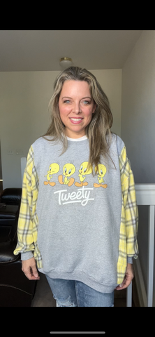 Upcycled Tweety – women’s 1X – midweight sweatshirt with flannel sleeves￼