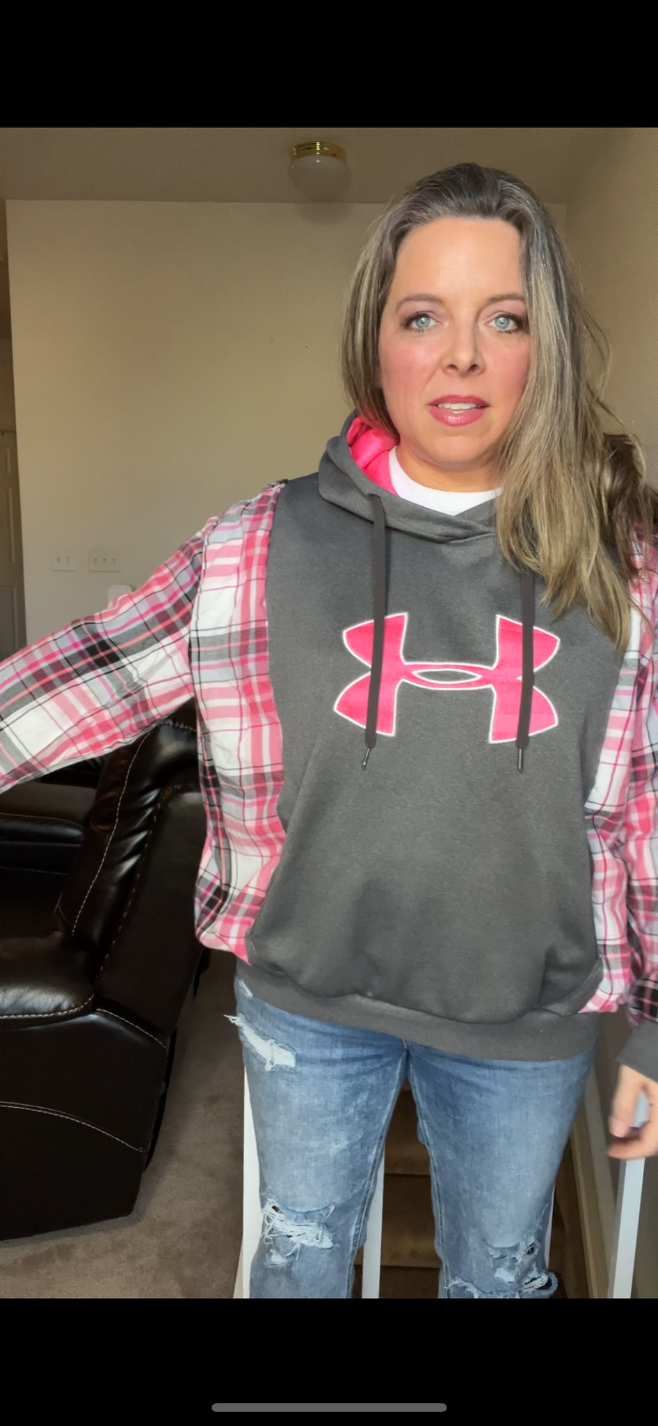 Upcycled Pink UA – women’s S/M – midweight sweatshirt with flannel sleeves￼