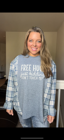 Upcycled Free Hugs – women’s XL – Tshirt with cotton sleeves￼