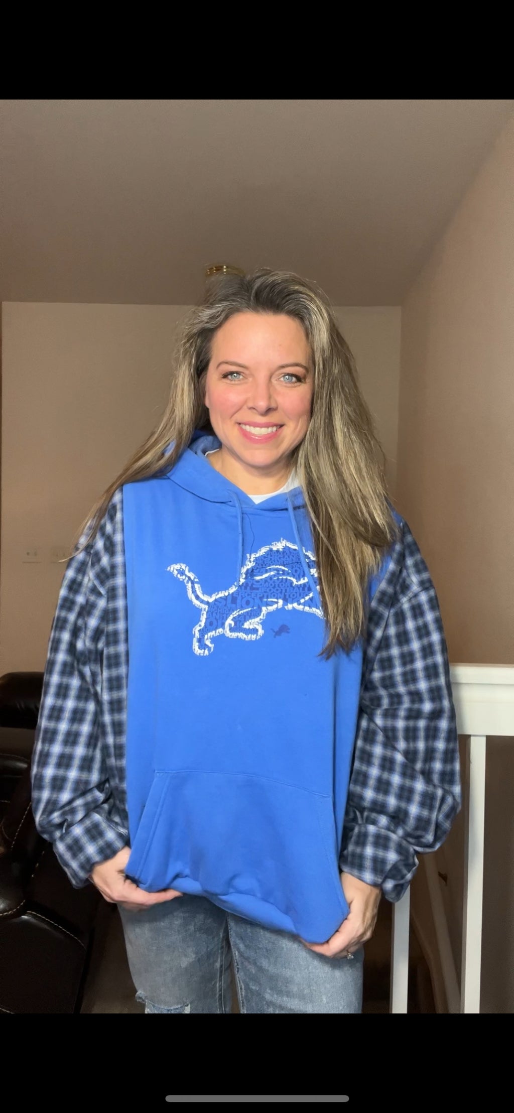 Lions - woman’s XL - thick sweatshirt with flannel sleeves ￼