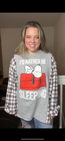 Upcycled Snoopy sleep – women’s 1X – T-shirt with flannel sleeves