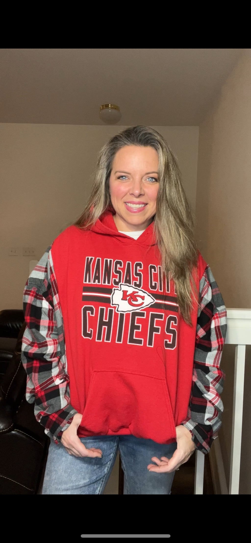 KC Chiefs - woman’s L/XL - midweight sweatshirt with flannel sleeves ￼
