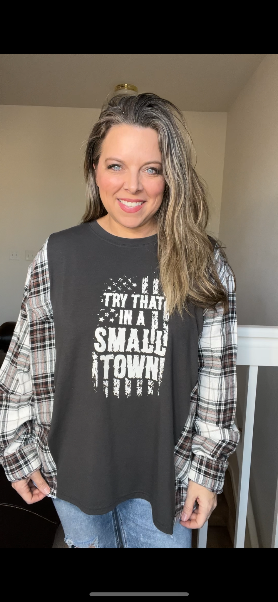 Upcycled Small town – women’s 1X – T-shirt with flannel sleeves