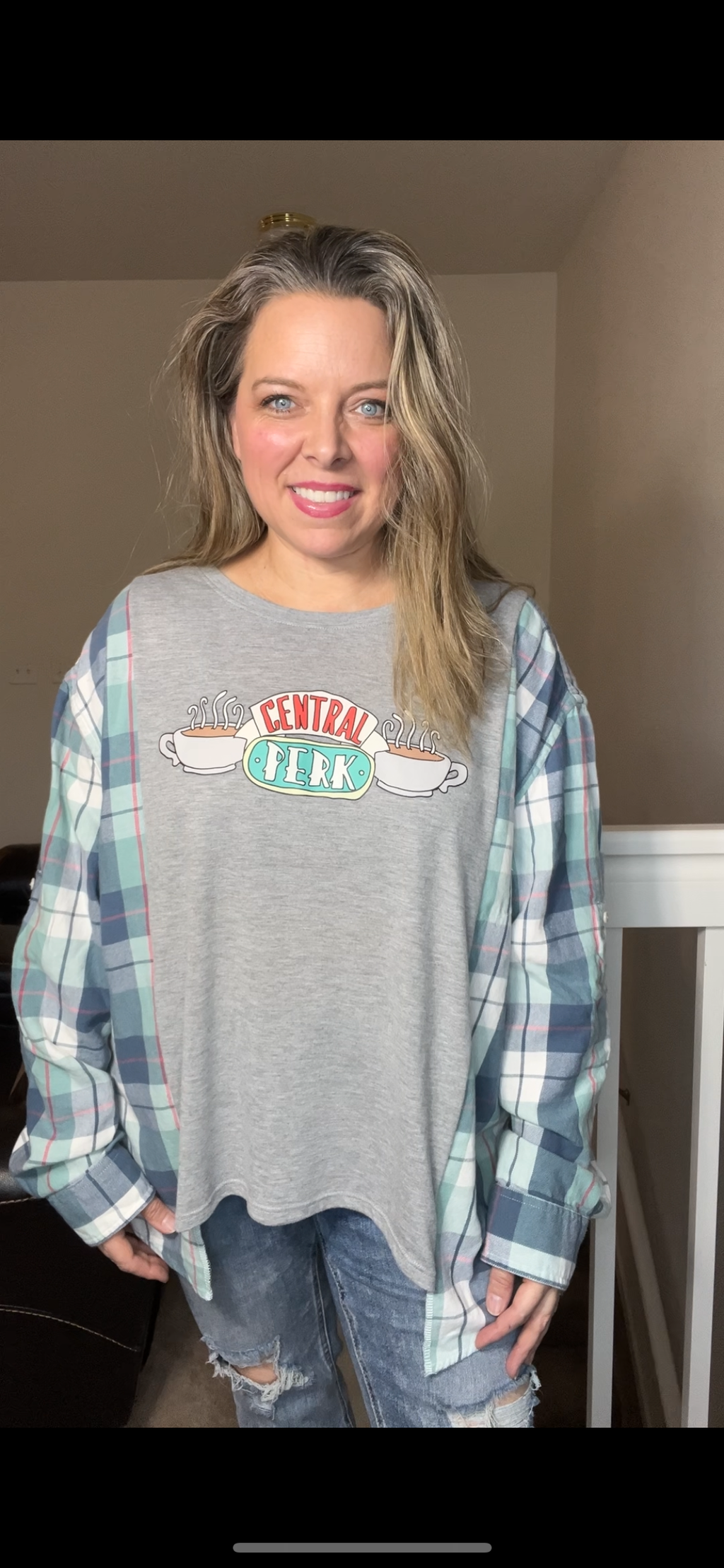 Upcycled Central perk – woman’s XL/1X – T-shirt with flannel sleeves￼