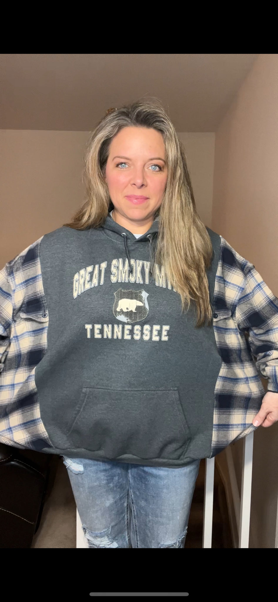Smokey Mountains - woman’s XL - thick sweatshirt with flannel sleeves ￼