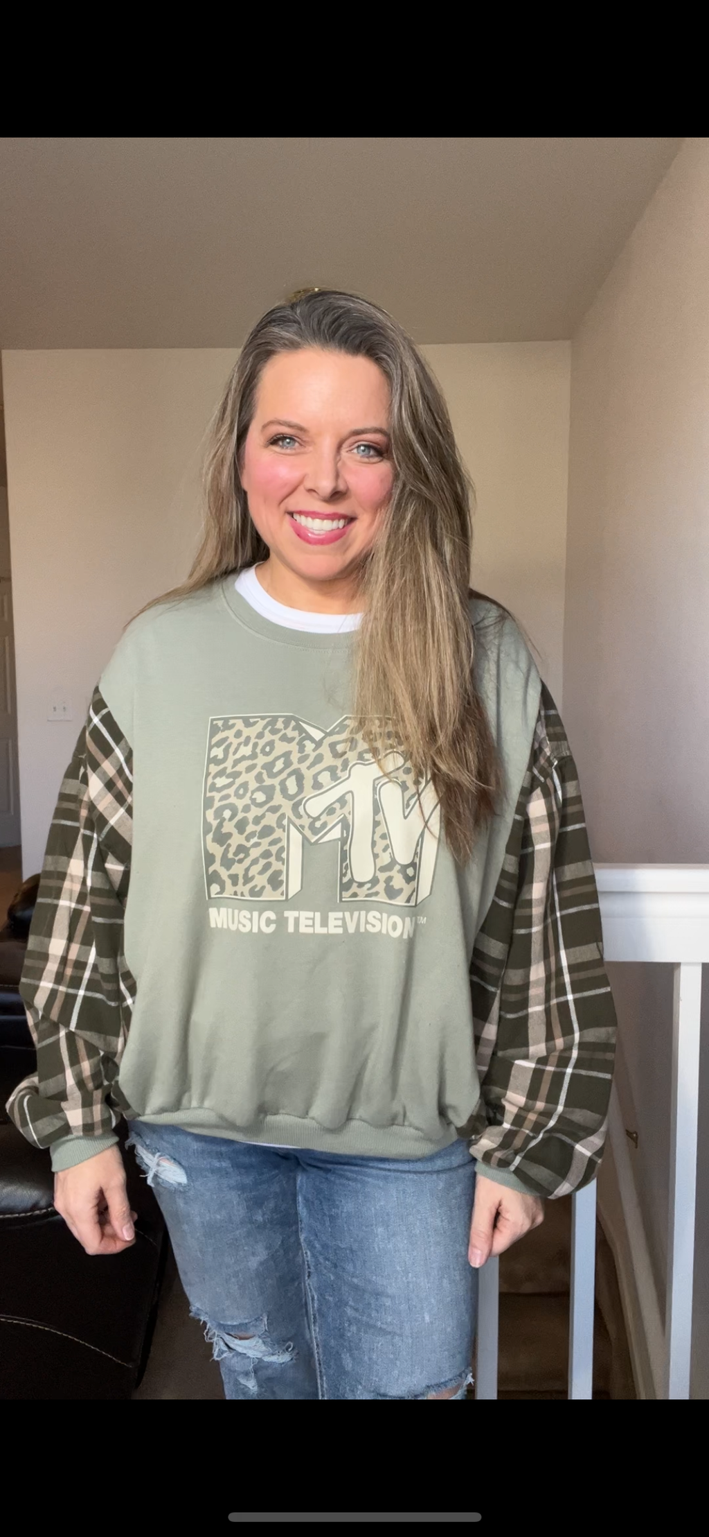 Upcycled MTV – women’s small – thin sweatshirt with flannel sleeves ￼
