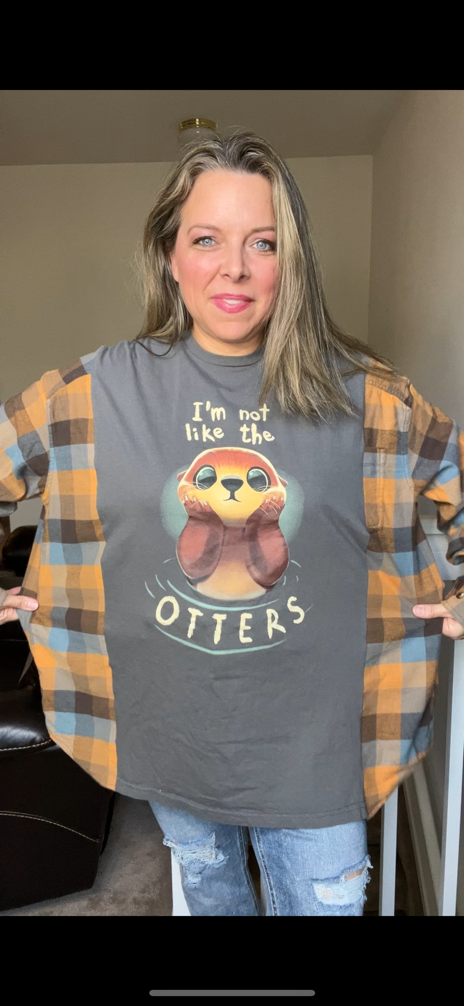 Upcycled Otter – women’s 1X T-shirt with flannel sleeves￼