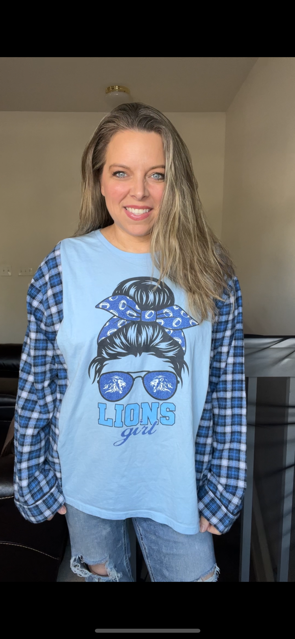 Upcycled Lions – women’s XL T-shirt with flannel sleeves