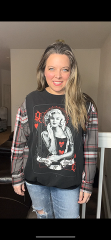 Upcycled Marilyn – women’s large T-shirt with thin flannel sleeves – sleeves, more narrow