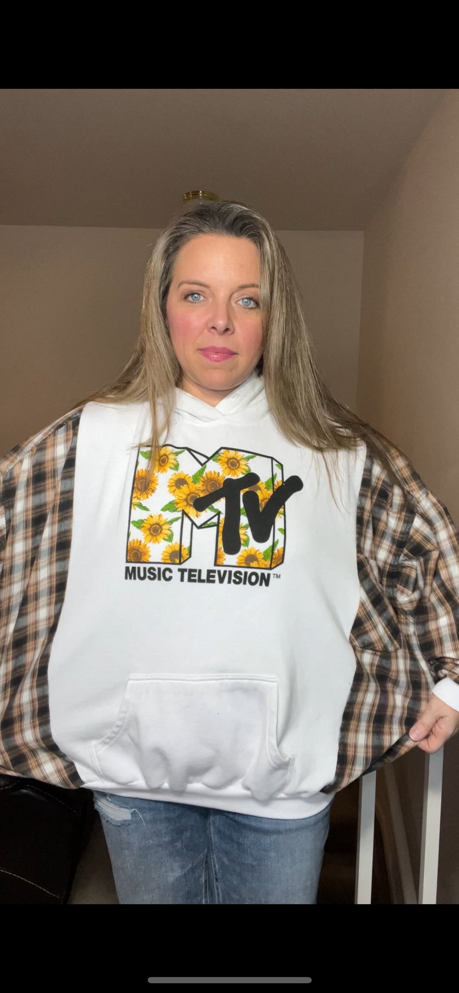 MTV - woman’s L/XL - midweight sweatshirt with flannel sleeves ￼