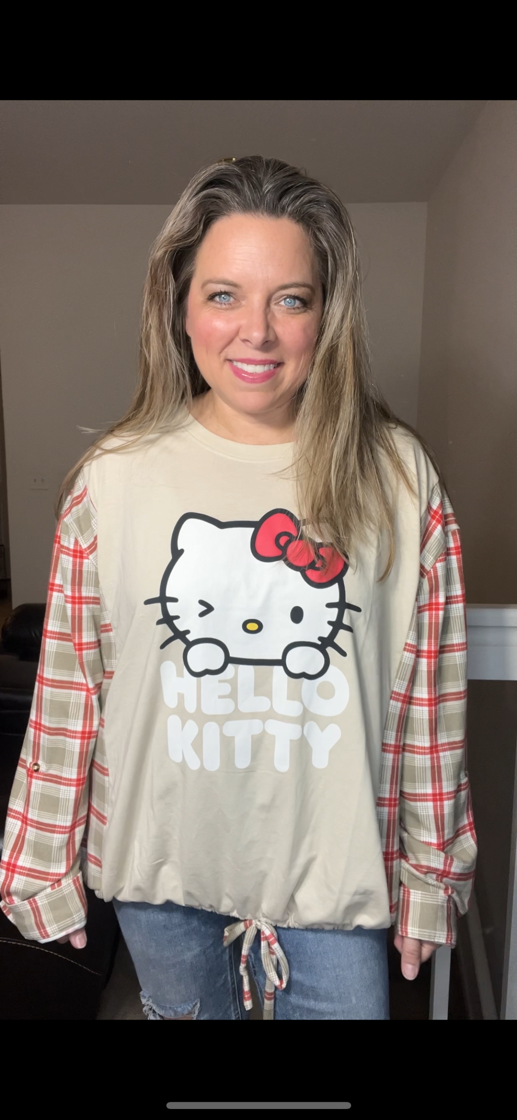 Upcycled Hello Kitty – women’s 2X – thin T-shirt with stretchy sleeves￼