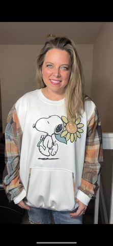 Upcycled Snoopy flower – women’s 2X/3X – midweight sweatshirt with soft cotton sleeves￼