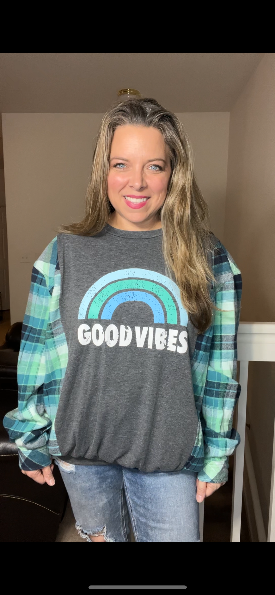 Upcycled Good vibes – women’s XL/1X – T-shirt with flannel sleeves￼