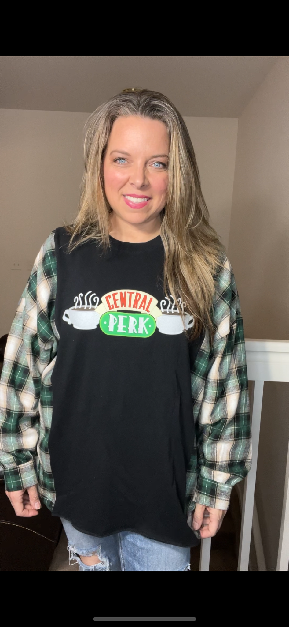 Upcycled Central Perk - Women’s 1X – T-shirt with flannel sleeves