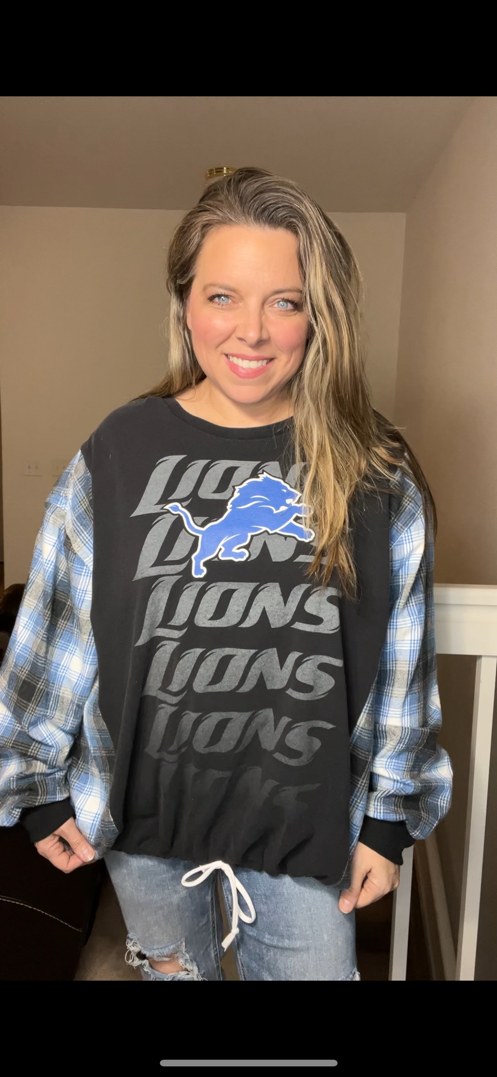 Upcycled Lions – women’s 2X – T-shirt with flannel sleeves