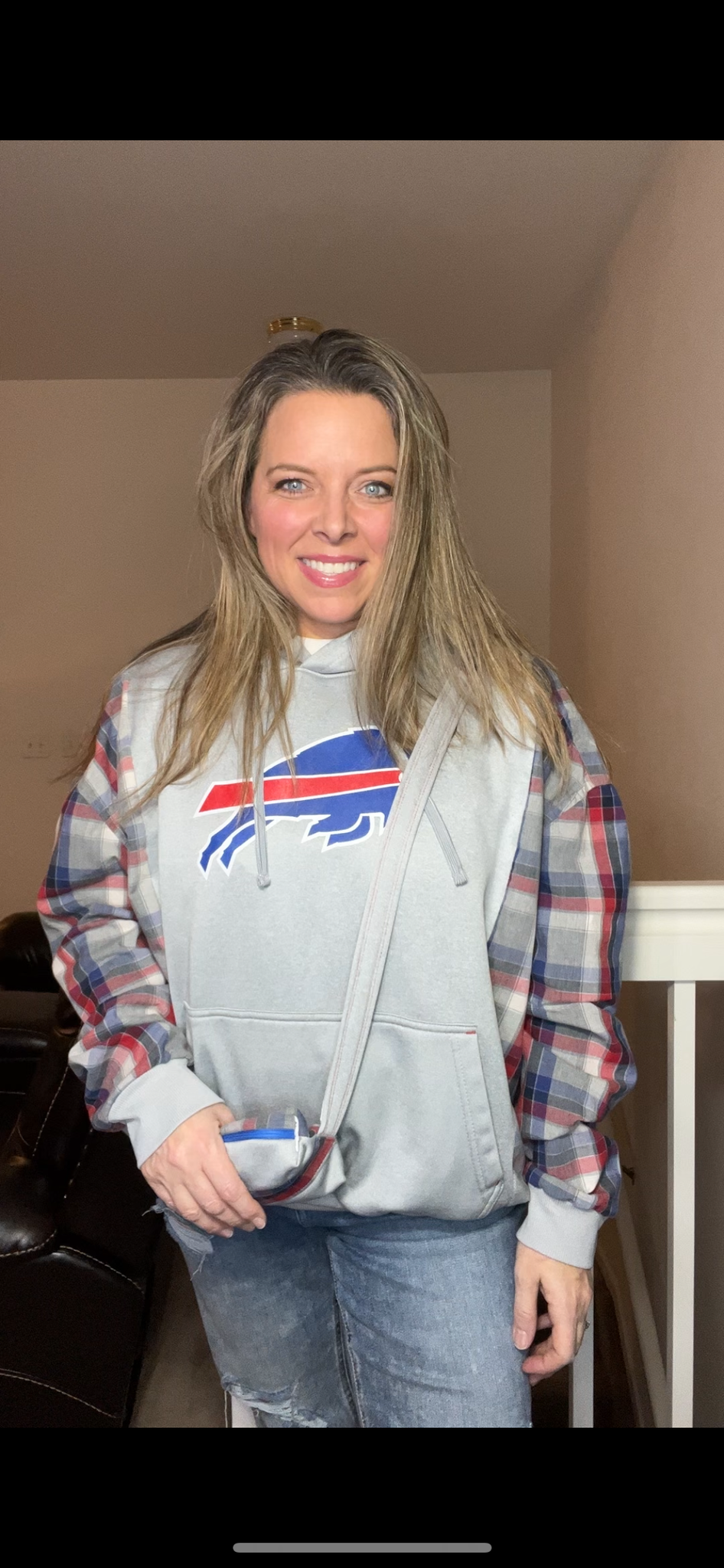 Buffalo Bills – women’s large – midweight sweatshirt with thin cotton sleeves - includes fanny pack ￼