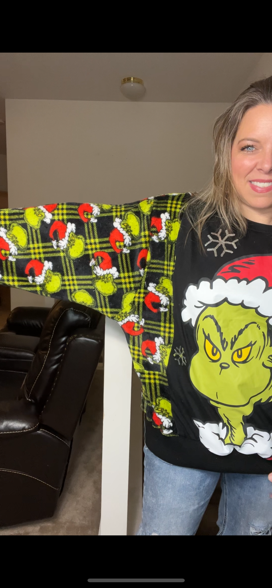 Upcycled Grinch red – women’s XL/1X – T-shirt with fleece sleeves