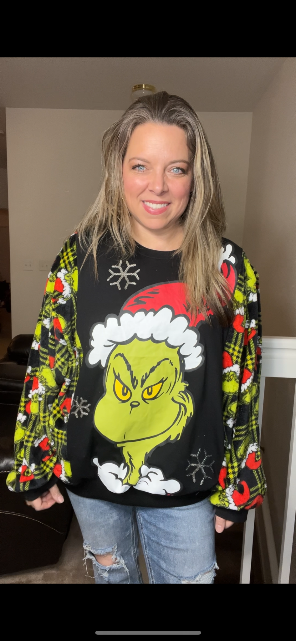 Upcycled Grinch red – women’s XL/1X – T-shirt with fleece sleeves