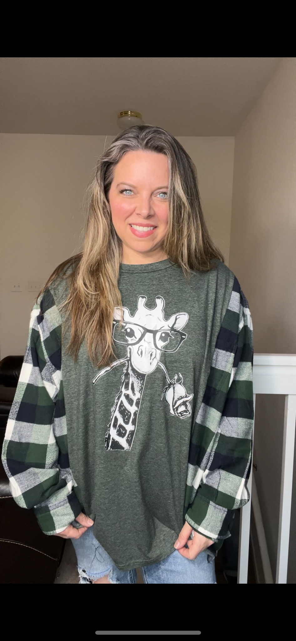 Upcycled Giraffe – women’s 4X/5X T-shirt with flannel sleeves