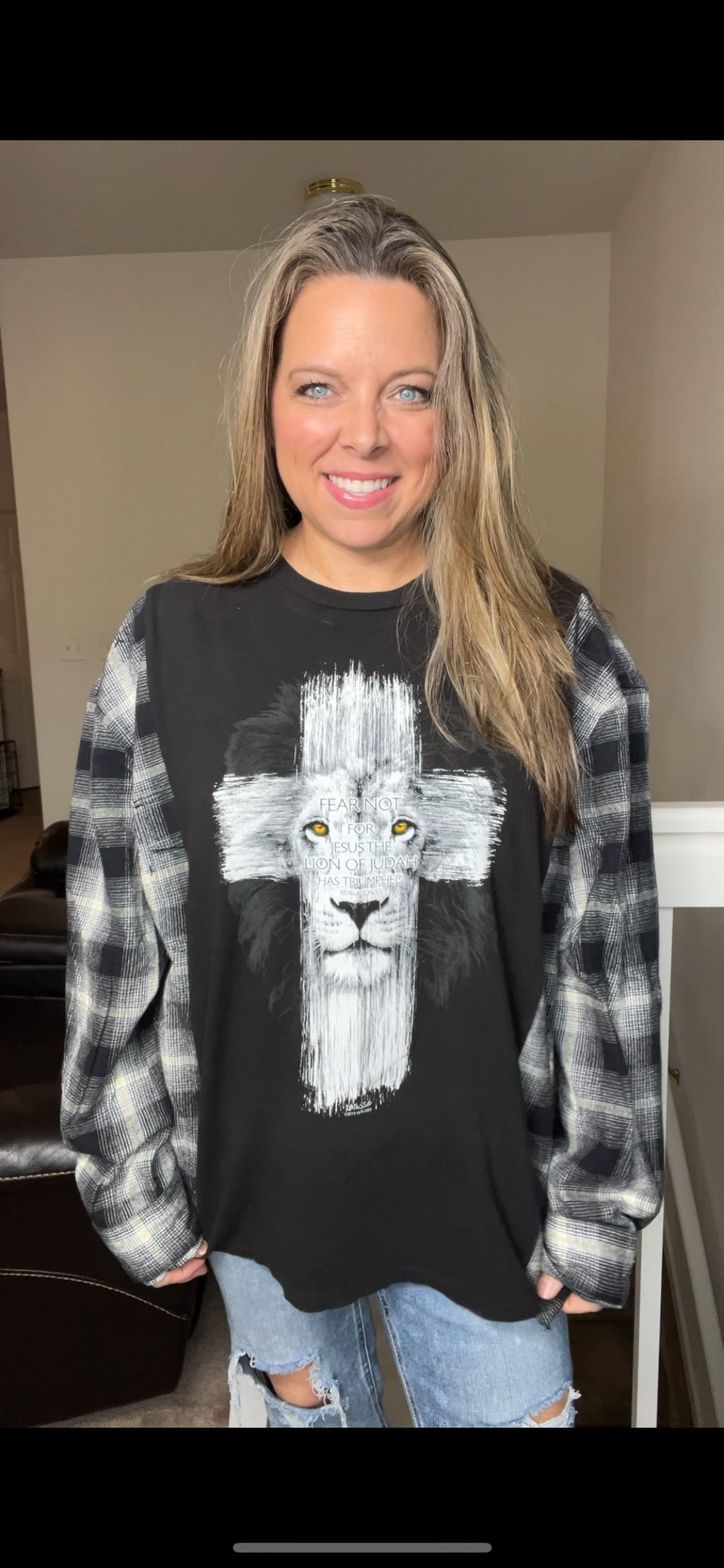 Upcycled Lion cross – women’s 2X/3X T-shirt with flannel sleeves