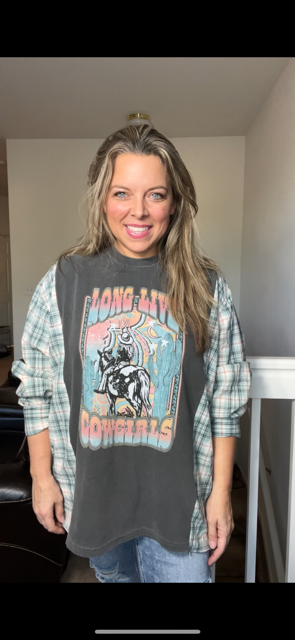 Upcycled Cowgirl – women’s one X – Tshirt with flannel sleeves