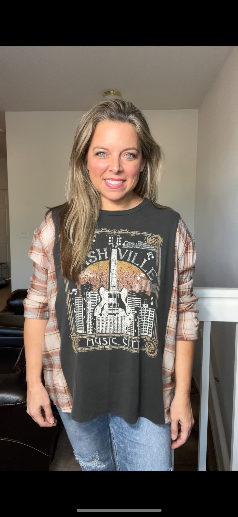 Upcycled Nashville – women’s large – thin T-shirt with thin flannel sleeves ￼