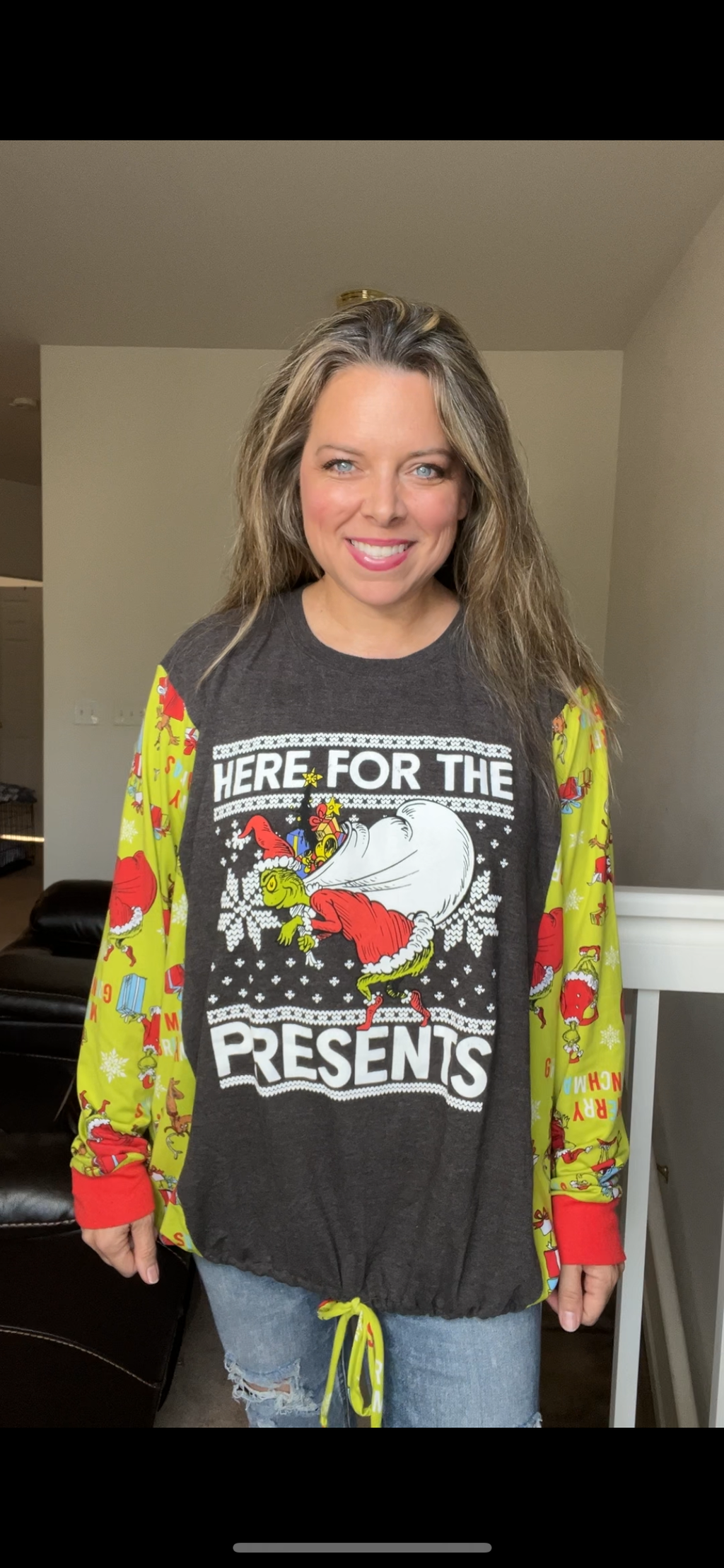 Upcycled Grinch Presents – women’s 1X – T-shirt with stretchy sleeves￼