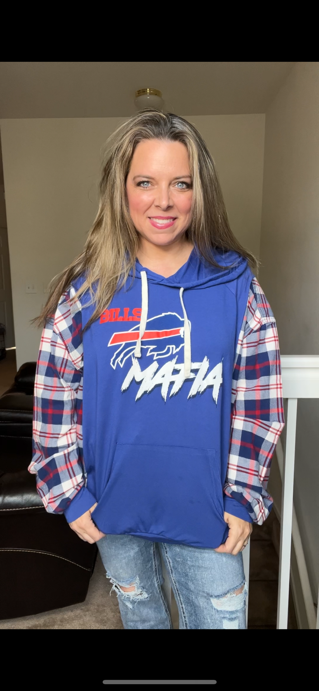 Upcycled Buffalo Bills – women’s 2X – T-shirt with flannel sleeves￼