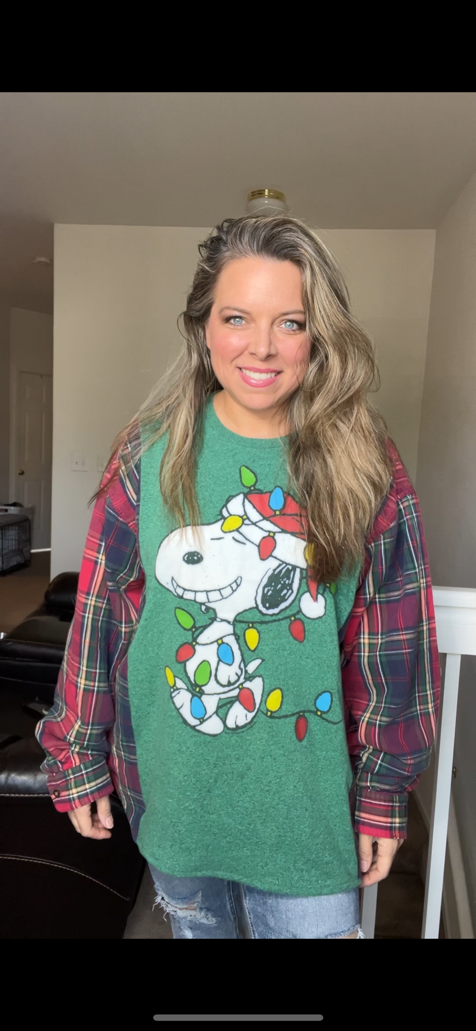 Upcycled Snoopy Christmas - Women’s XL – T-shirt with flannel sleeves￼