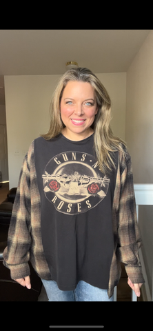 Upcycled Guns N’ Roses – women’s XL – thin T-shirt with flannel sleeves￼