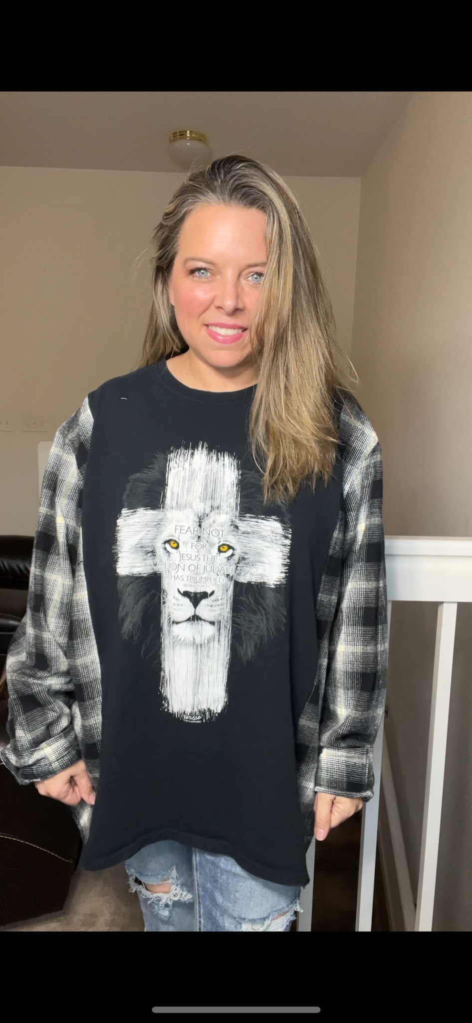 Upcycled Lion – women’s 2X/3X – T-shirt with flannel sleeps￼